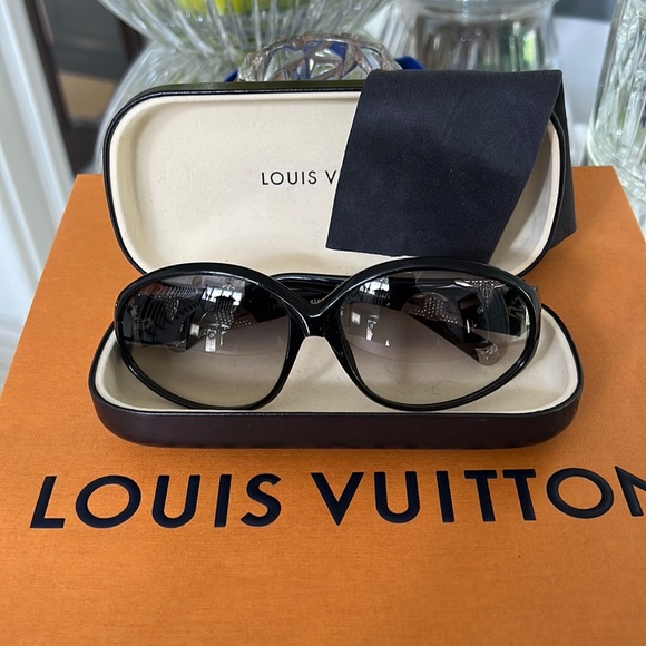 LOUIS VUITTON “IRIS” Sunnies😎 - Picture 4 of 17